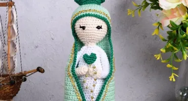 Nossa Senhora em Amigurumi com Manto Verde Água