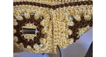 Pochete de crochê com zíper e alça regulável