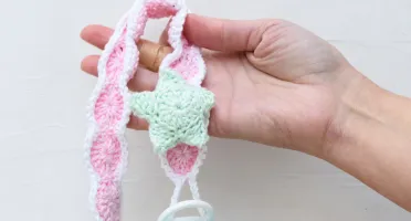 Prendedor de Chupeta Rosa com Estrela do Mar em Crochê