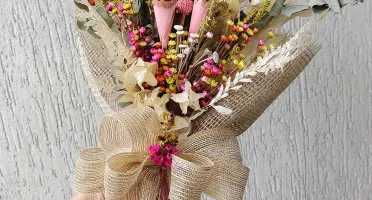 Buque para presente com flores desidratadas