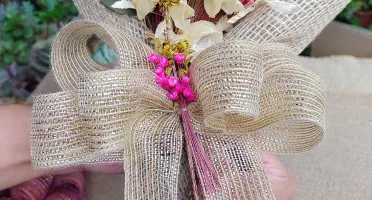 Buque para presente com flores desidratadas