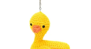 Chaveiro patinho de cabeça ladeada em amigurumi