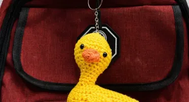 Chaveiro patinho de cabeça ladeada em amigurumi