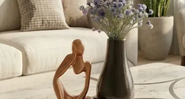Escultura Contemplação com vaso e bandeja em gesso