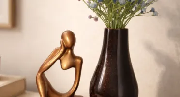 Escultura Contemplação com vaso e bandeja em gesso