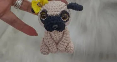 Mini Pug De Crochê - Chaveiro
