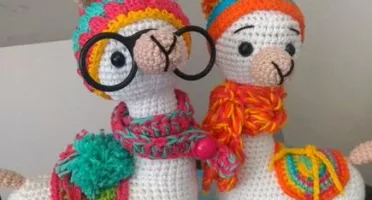 Casal de Lhamas em Crochê com cachecol em tricô