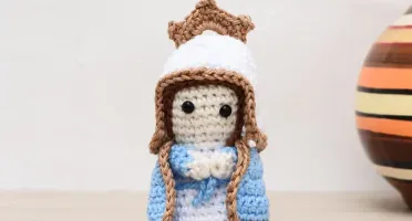 Mini Nossa Senhora da Graça em amigurumi