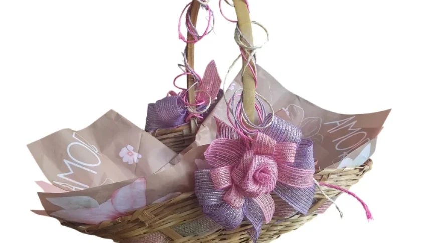 Cesta de Bambu decorada em tons de rosa e lilás