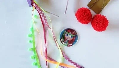 Kit Festa Tiara Coroa de Pompoms e Brincos Pompom