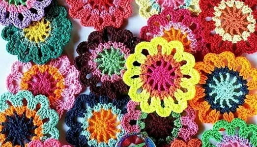 Kit de 50 Flores de Crochê e 20 Folhas