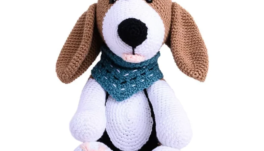Cachorro Beagle escuro em amigurumi