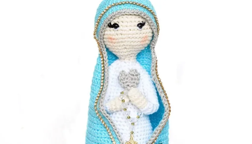 Nossa Senhora em Amigurumi com Manto Azul Céu