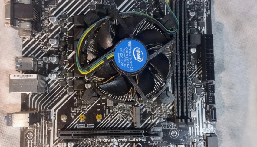PC i3 10100 pronto para uso sem gabinete