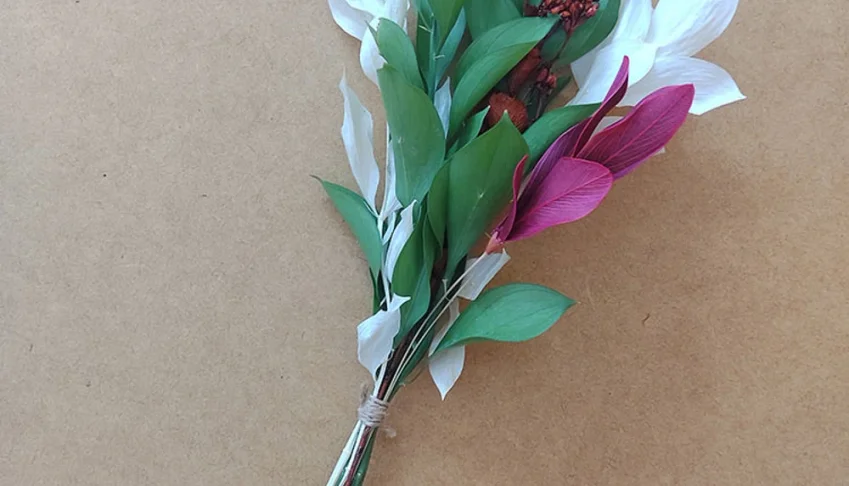 Ramo com flores desidratadas em tons de verde