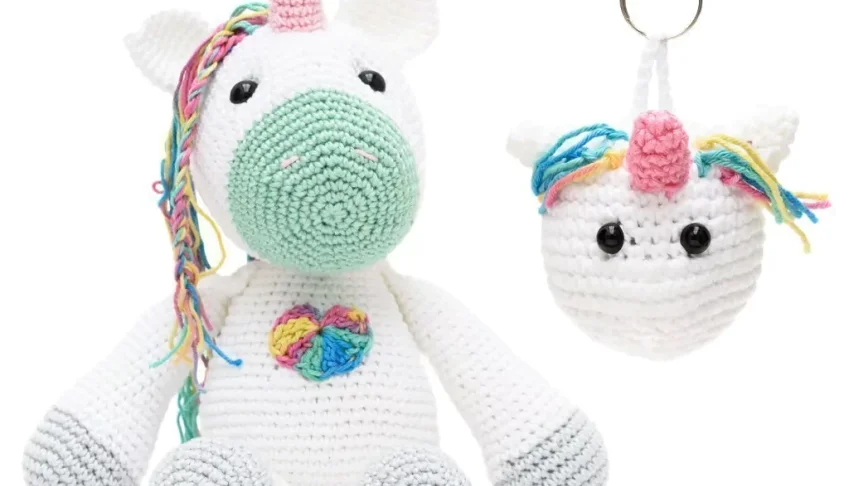 Duo unicórnio sentado e chaveiro unicórnio em amigurumi
