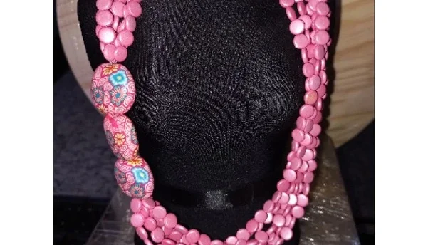 Colar Doçura Rosa com Contas e Corações Decorados