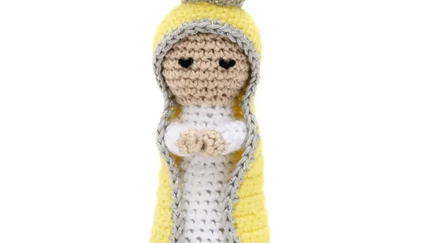 Nossa Senhora com Manto Amarelo em Amigurumi