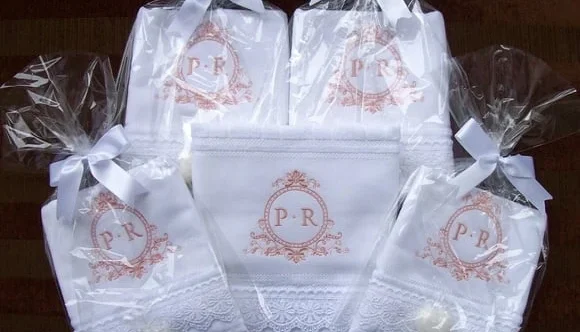 Toalha de Lavabo com Monograma e Guipir para Casamento