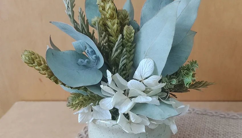Arranjo com flores desidratadas no vasinho de cerâmica
