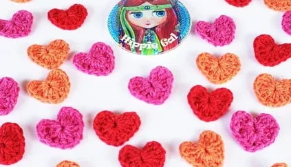 Kit de 50 Mini Corações em Crochê