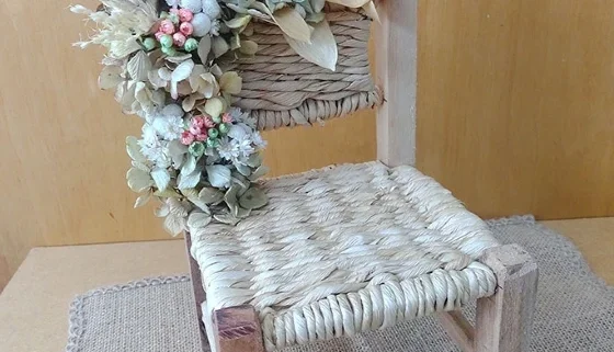 Cadeirinha de boneca - decorada com flores desidratadas