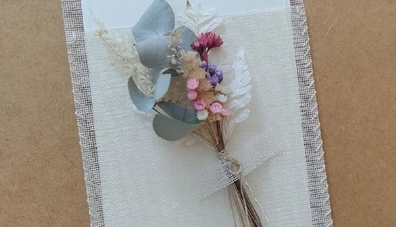 Cartão com buque flores desidratadas
