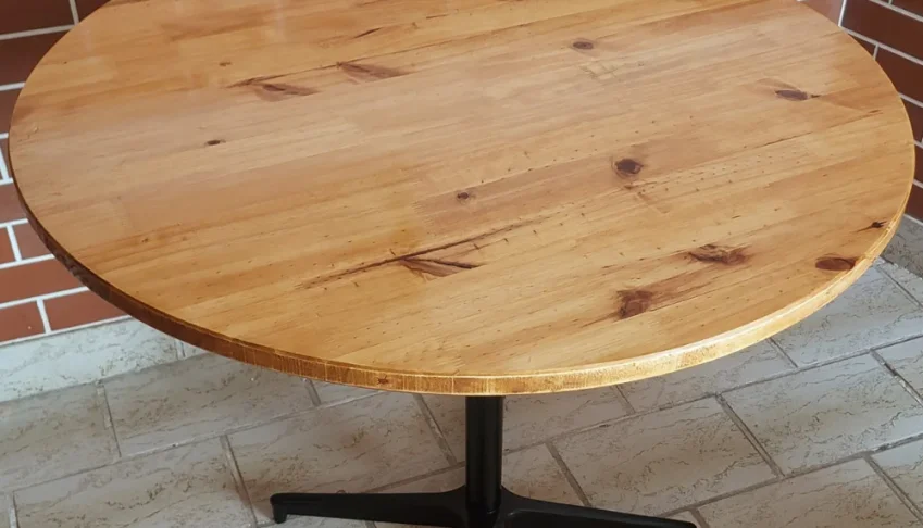 Mesa de jantar redonda em pinus e ferro 90 cm