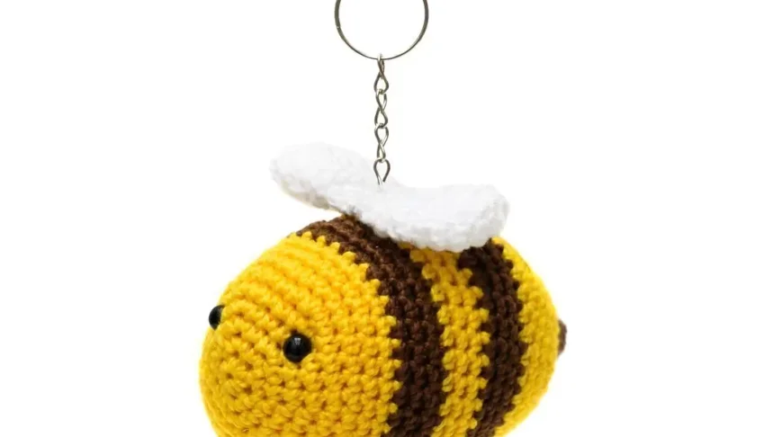 Chaveiro abelhinha em amigurumi