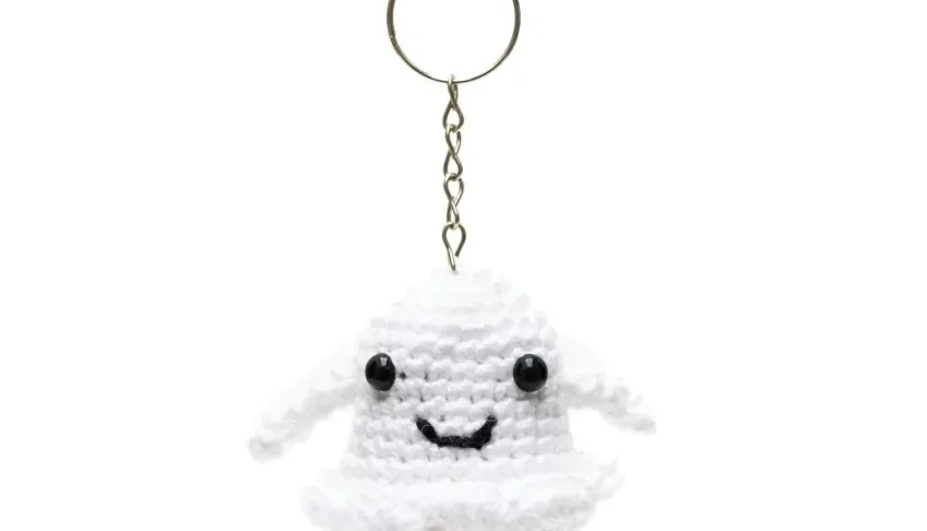 Chaveiro fantasminha em amigurumi