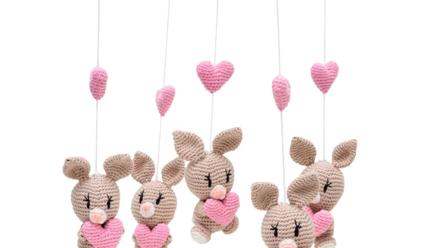 Móbile Coelhinhos com Coração em Amigurumi