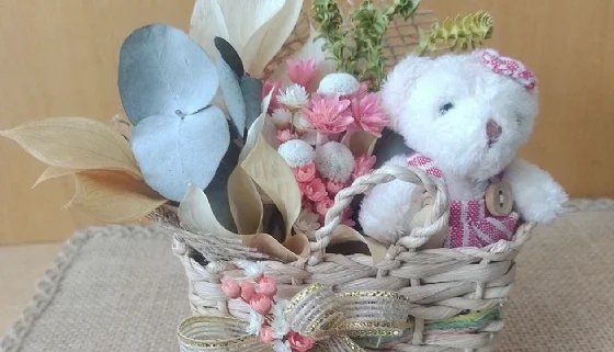 Mini sacolinha com buque e ursinha de pelucia