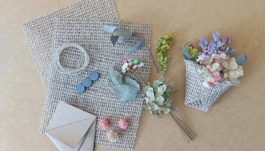 Kit Cestinha com Flores desidratadas (ímã de geladeira)