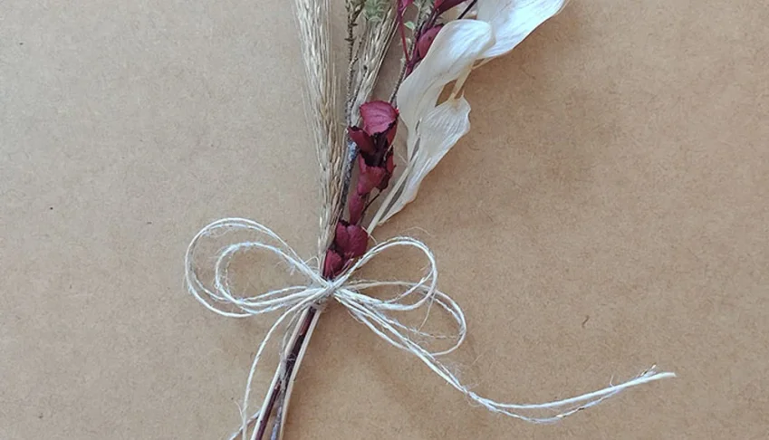 Ramo de flores com trigo dourado