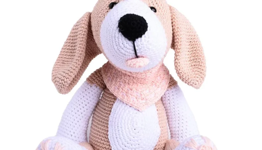 Cachorro Beagle lenço rosa em amigurumi