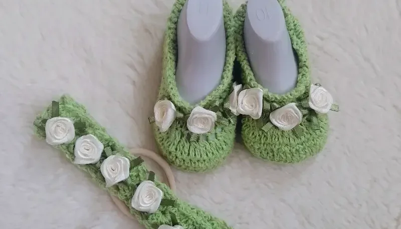 Kit Sapatinho Verde e Faixa com Flores