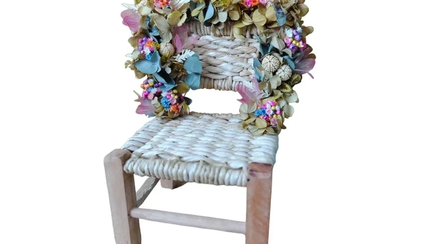 Cadeirinha decorada com flores desidratadas