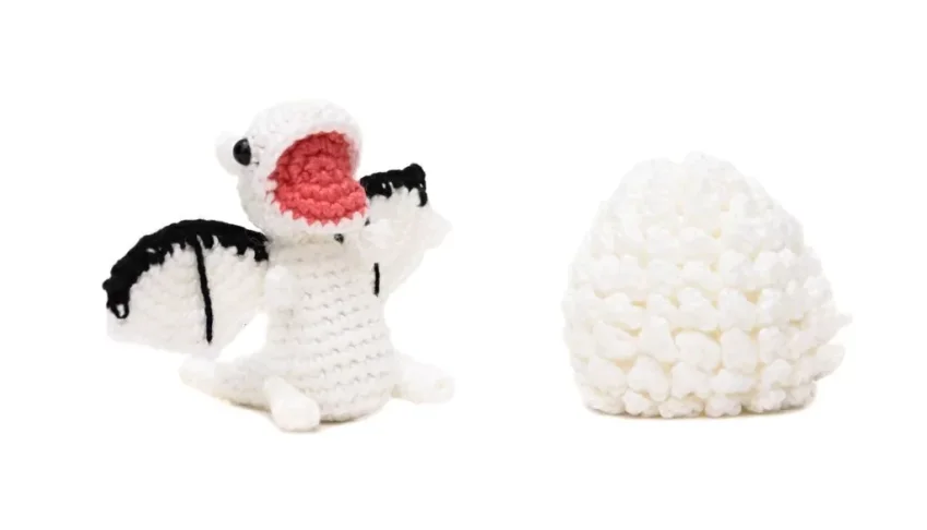 Ovo com filhote de Dragão branco em amigurumi