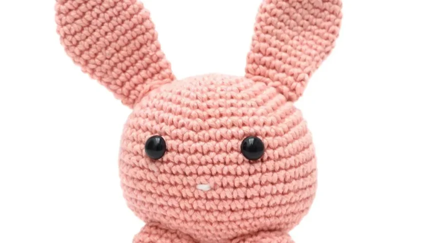 Coelho bola salmão em amigurumi
