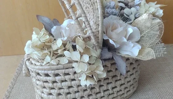 Mini Cesta picnic decorada com flores nude