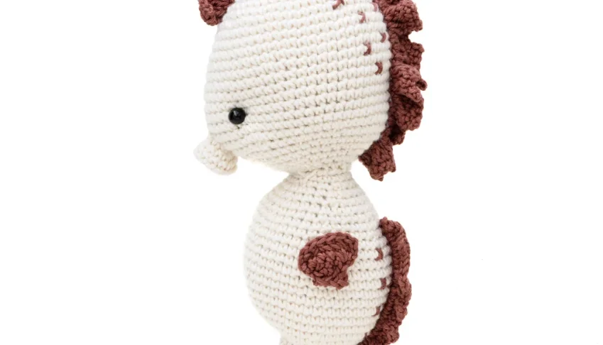 Cavalo-Marinho com Detalhe Marrom em Crochê Amigurumi