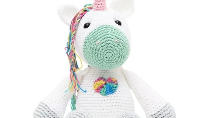Unicórnio sentado em amigurumi