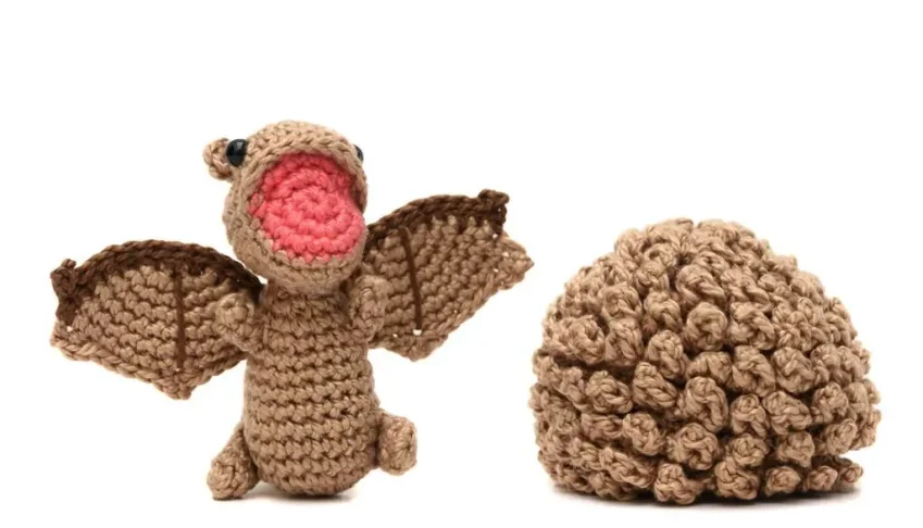 Ovo com filhote de Dragão bege em amigurumi