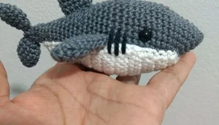 Mini Tubarão feito de crochê