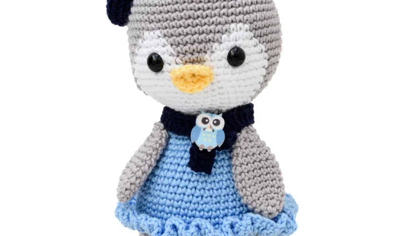 Pinguim com Vestido Azul e Boina Azul Marinho em Amigurumi