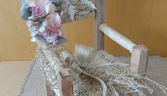 Poltrona de palha decorada (acompanha manta de juta)