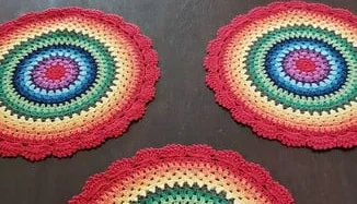 Sousplat Super Luxo Arco-íris em Crochê