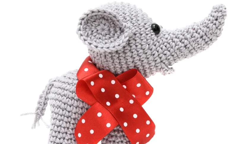 Elefante com Laço Vermelho em Amigurumi