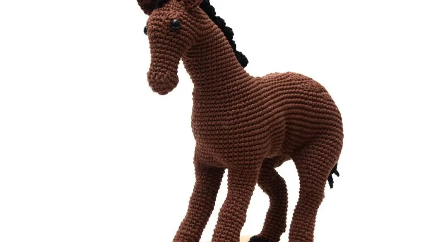 Cavalo marrom em amigurumi