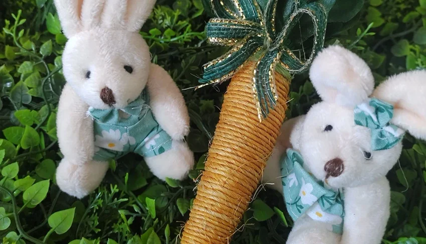 Casal de Mini Coelhinhos com cenoura de sisal